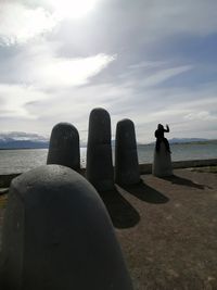 Handskulptur von Mario Irarrazabal