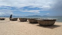 Korbboote am Strand